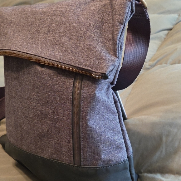 Stylish NWOT Athleta Gray Fold-Over Canvas Bag - Picture 3 of 10
